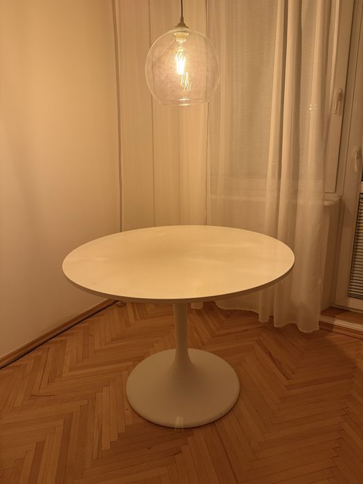 Okragly bialy stół