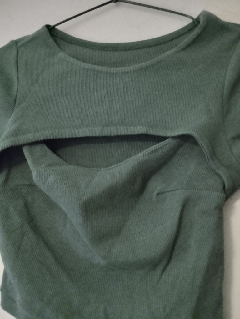 Blusa verde com decote