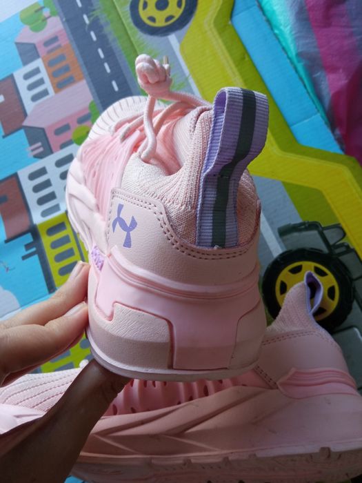 Срочно продам Детские тканевые кроссовки under armour hovr