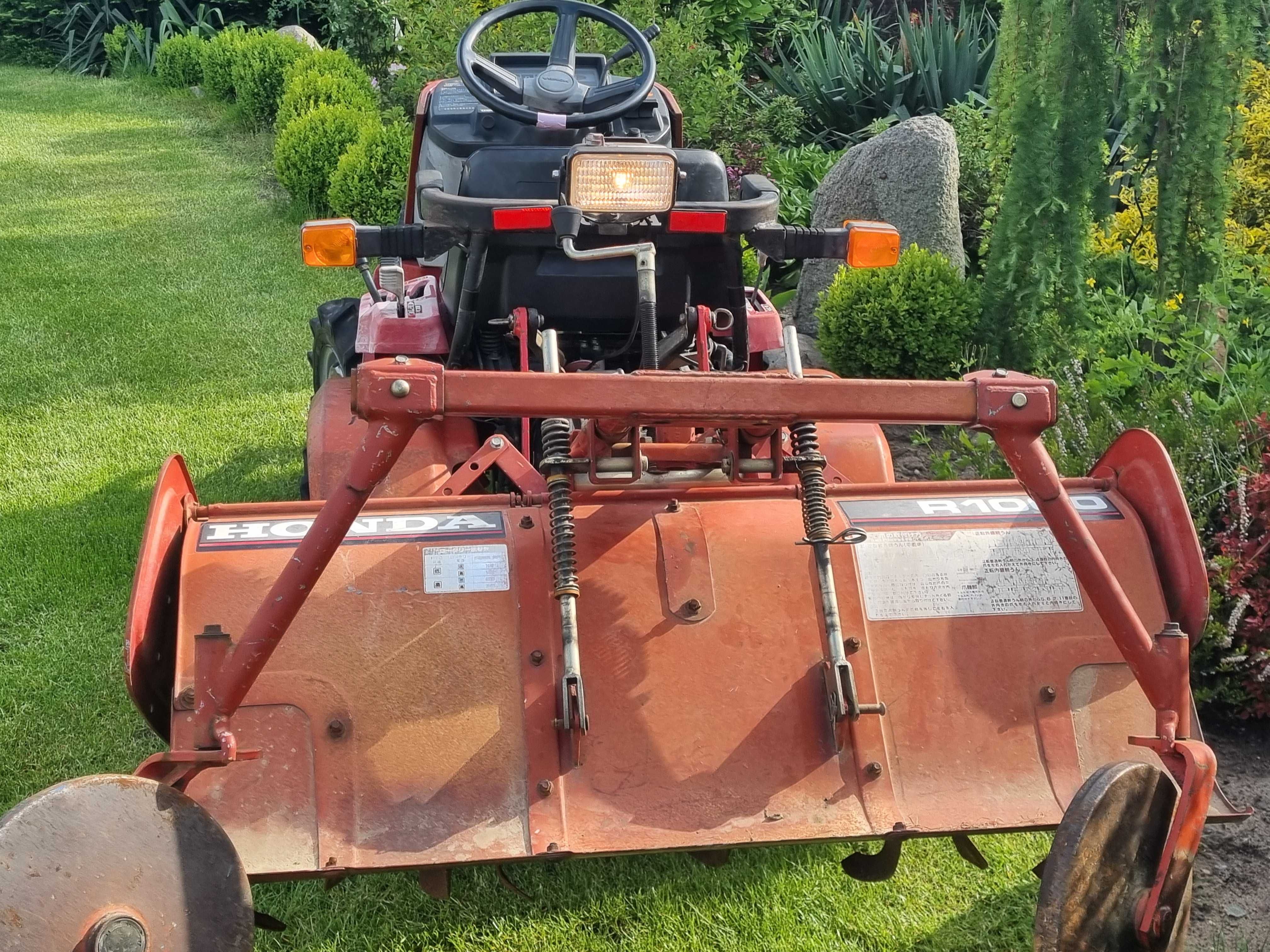 Traktorek Honda Mighty z glebogryzarką i tuzem