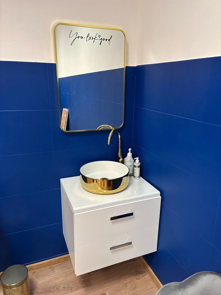 Szafka z umywalka, bateria i lustrem