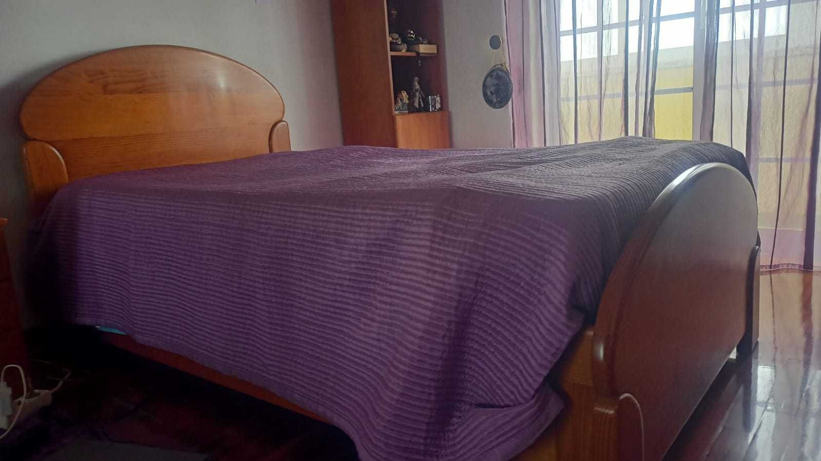 Conjunto de quarto de solteiro em pinho mel maciço