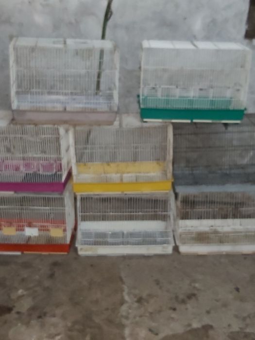 Gaiolas com marcas de uso