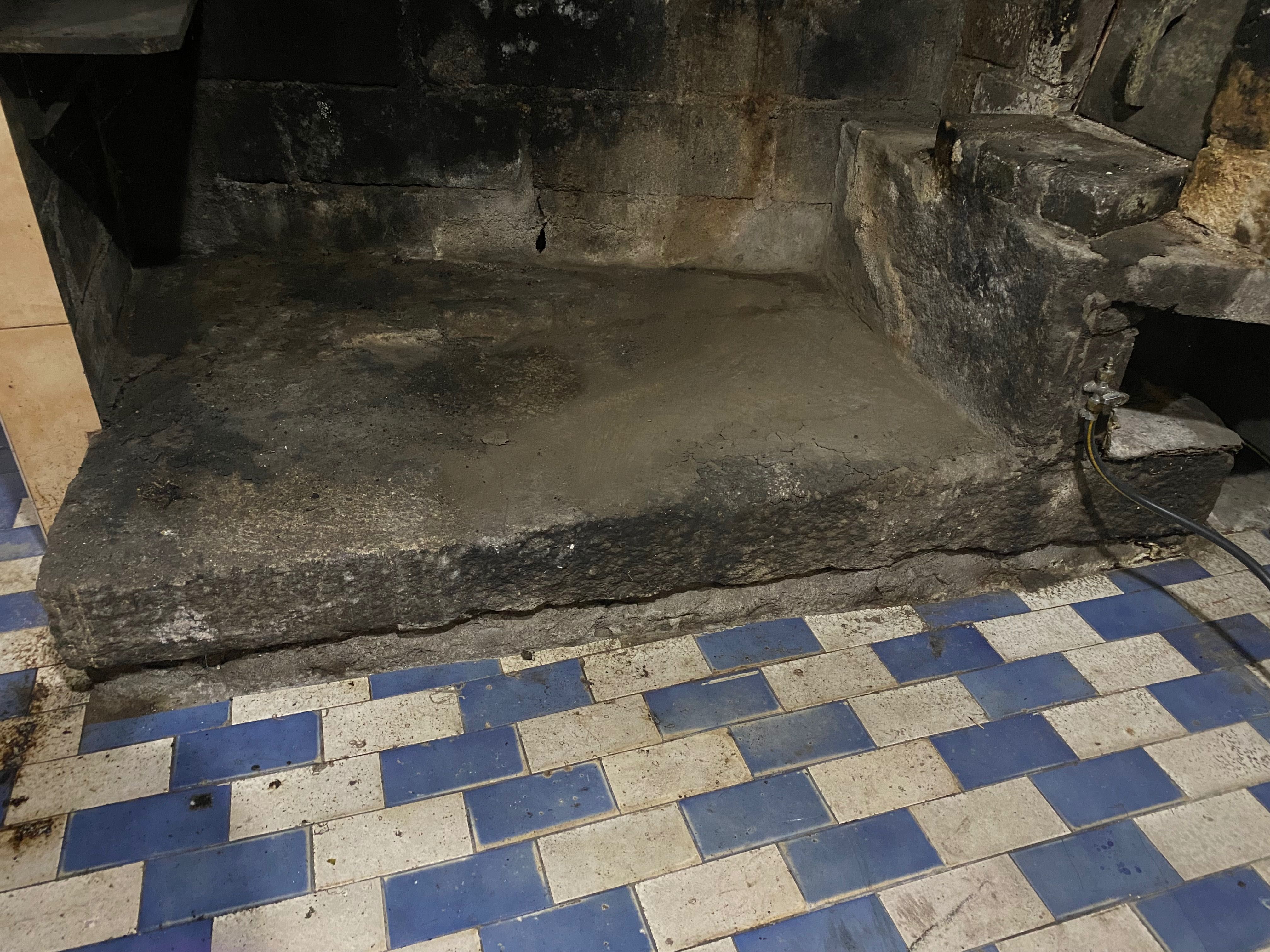 Ofereço pedra de lareira antiga