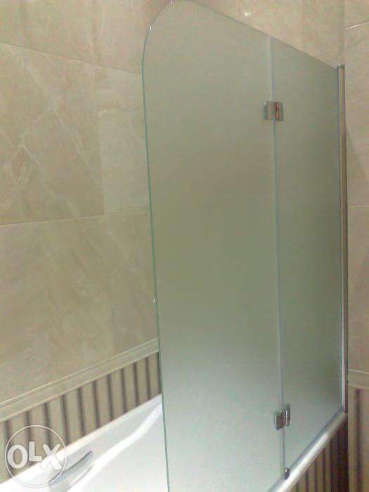 Стеклянные перегородки и ширмы для душа, дверцы-шторки для ванной