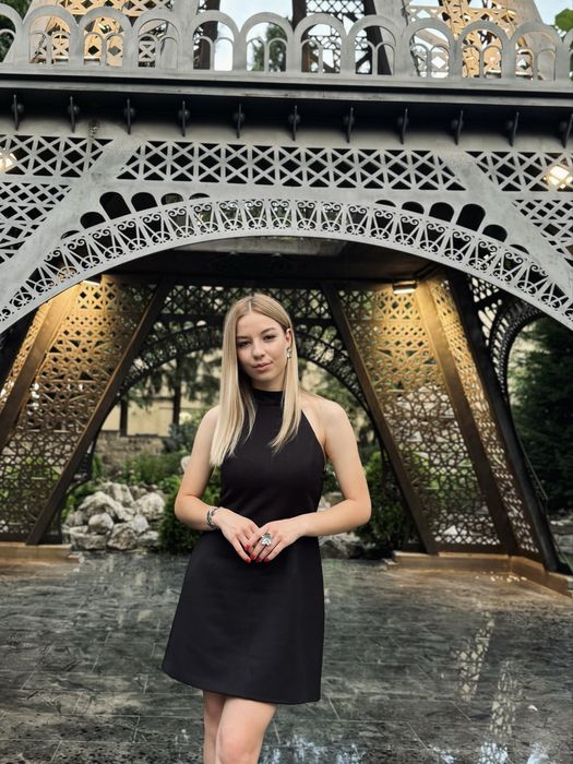 Чорна коктейльна сукня від MOCKO