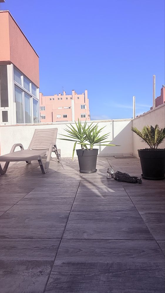 Vende-se T2 suite com terraço Lounge  e um lugar parqueamento!!!