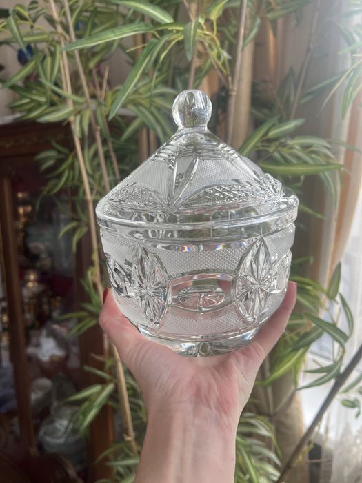 Чехословакия , хрустальная ваза с крышкой