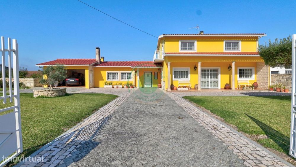 Moradia com Piscina e Terreno