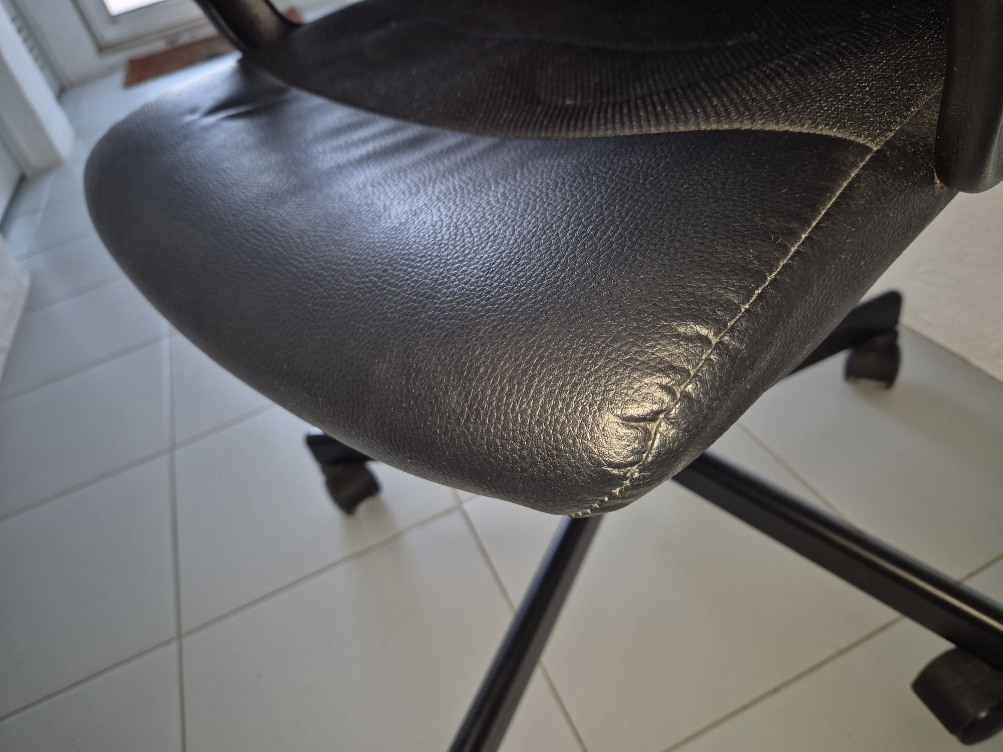 Conjunto secretária e cadeira de escritório