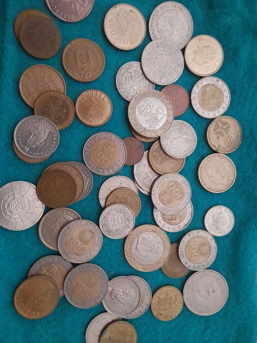Moedas de escudo e pesetas