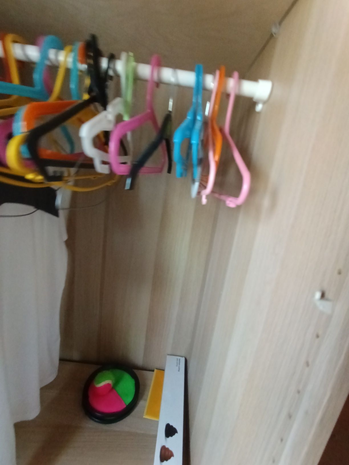 Roupeiro aberto cor castanho