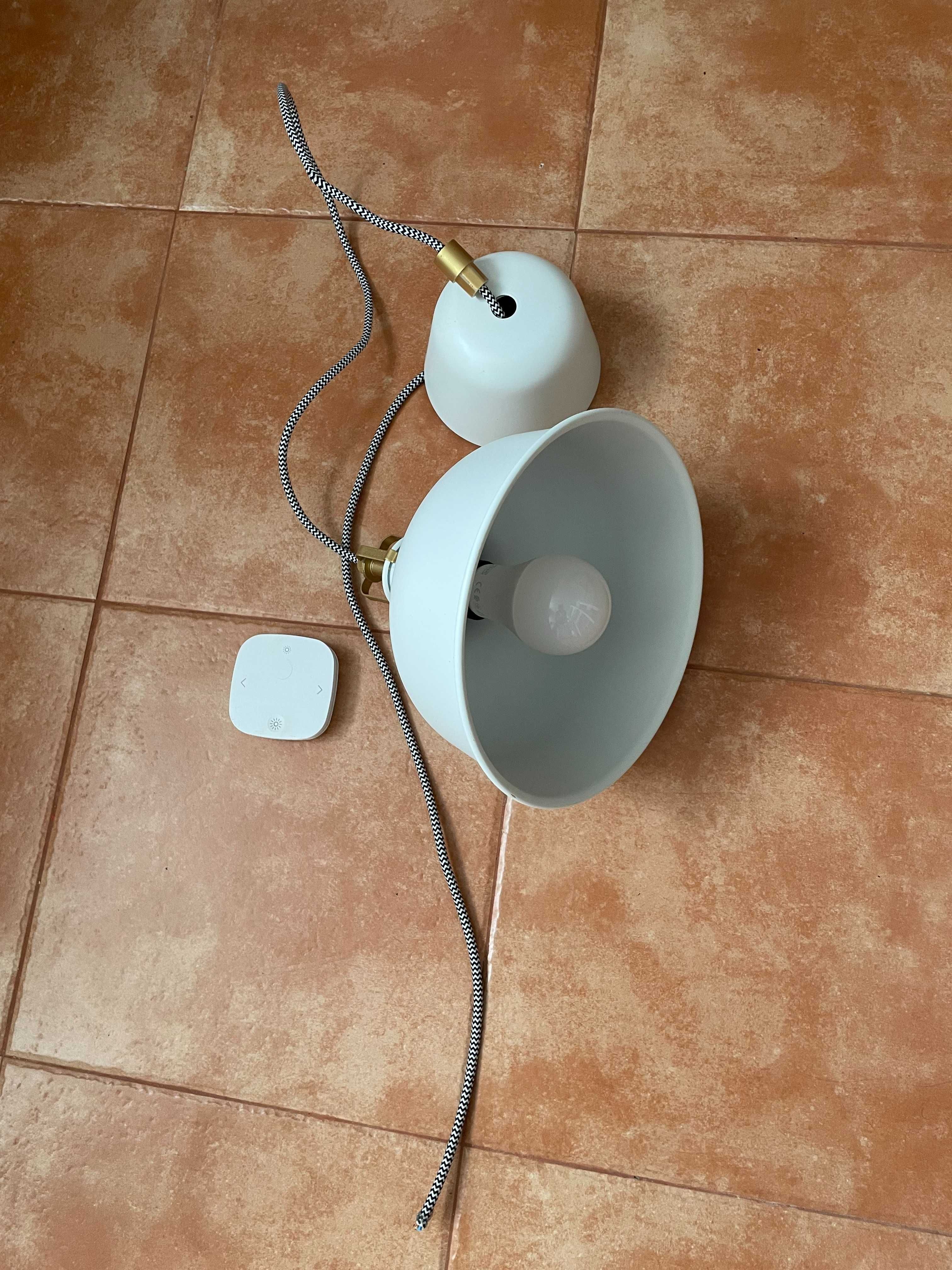 candeeiro com lâmpada com comando do IKEA pequeno