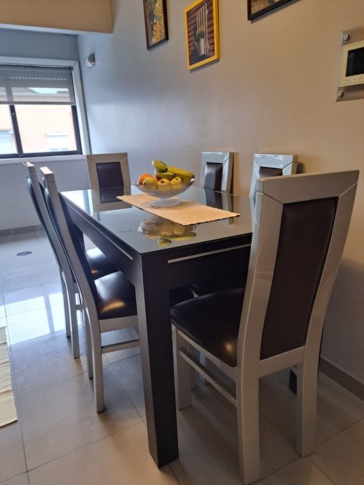 Mesa de cozinha com tampo de vidro