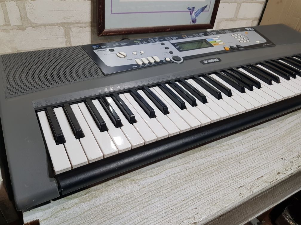 Синтезатор YAMAHA  EZ-200,YPT-220+2 на 61 клавішу, б/у з Німеччини