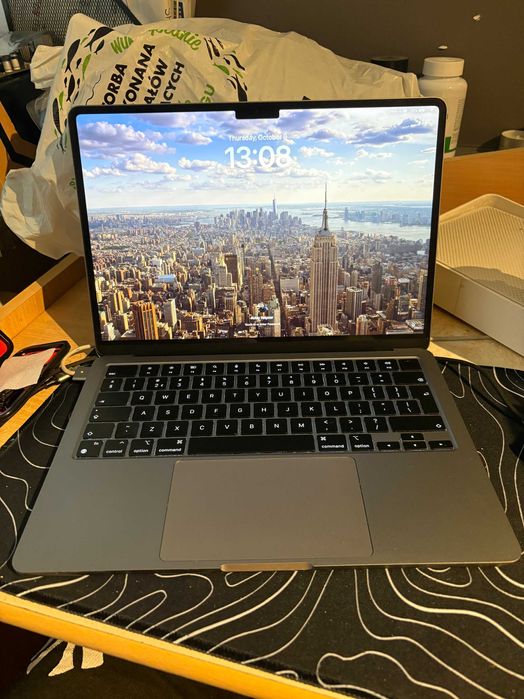 MacBook M2 15,6” / 8GB RAM / 245GB SSD – bardzo dobry stan!