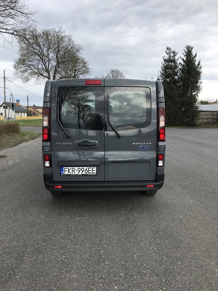 Wynajem busa Renault Trafic 9 osób