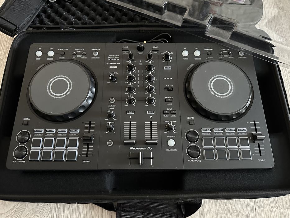 Kontroler DJ Pioneer DDJ-FLX4 + decksaver i UDG creator hardcase
