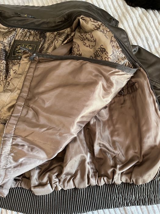 Курточка шкіряна, два в оній.