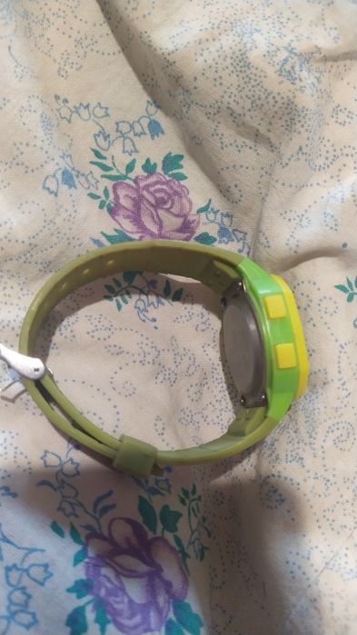 Кварцевые часы нужно вставить батарейку