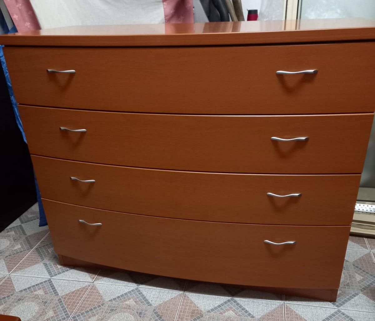 Cama de casal com 2 mesinhas de cabeçeira e comoda