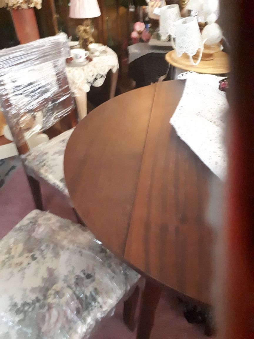 Ciemnobrazowy okrągły stół z krzesłami