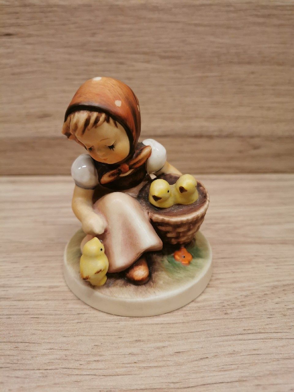 Figurka porcelanowa Goebel Hummell dziewczynka z kurczętami Chick girl