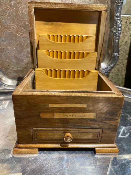 Caixa de Música Cigarreira Antiga Madeiras Nobres embutidos 14 cm