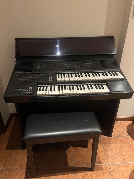 Órgão digital Farfisa c/ banco