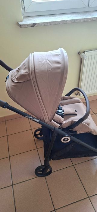 nowa,elegancka spacerówka marki KidduKids model Zeta w kolorze beżowym