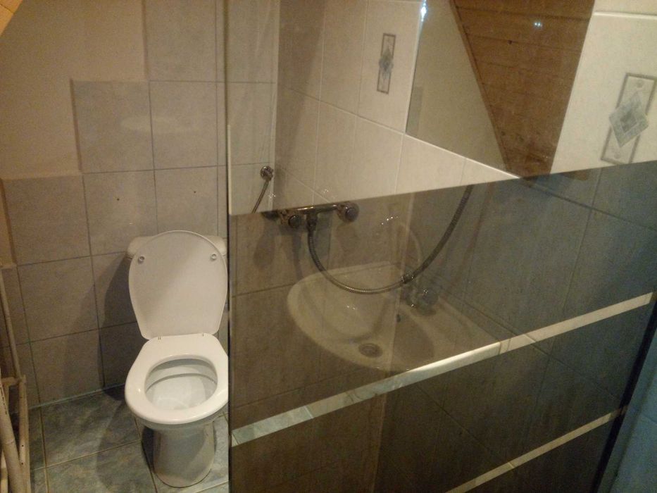 Domek w górach  nad rzeką w lesie weekend wakacje przy szlakach