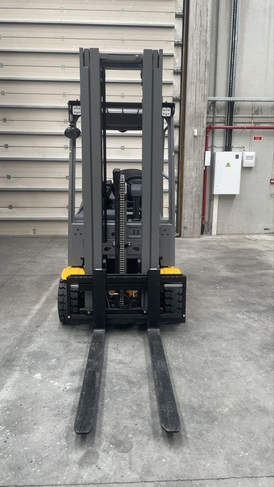 Jungheinrich EFG 320 electrico - novo