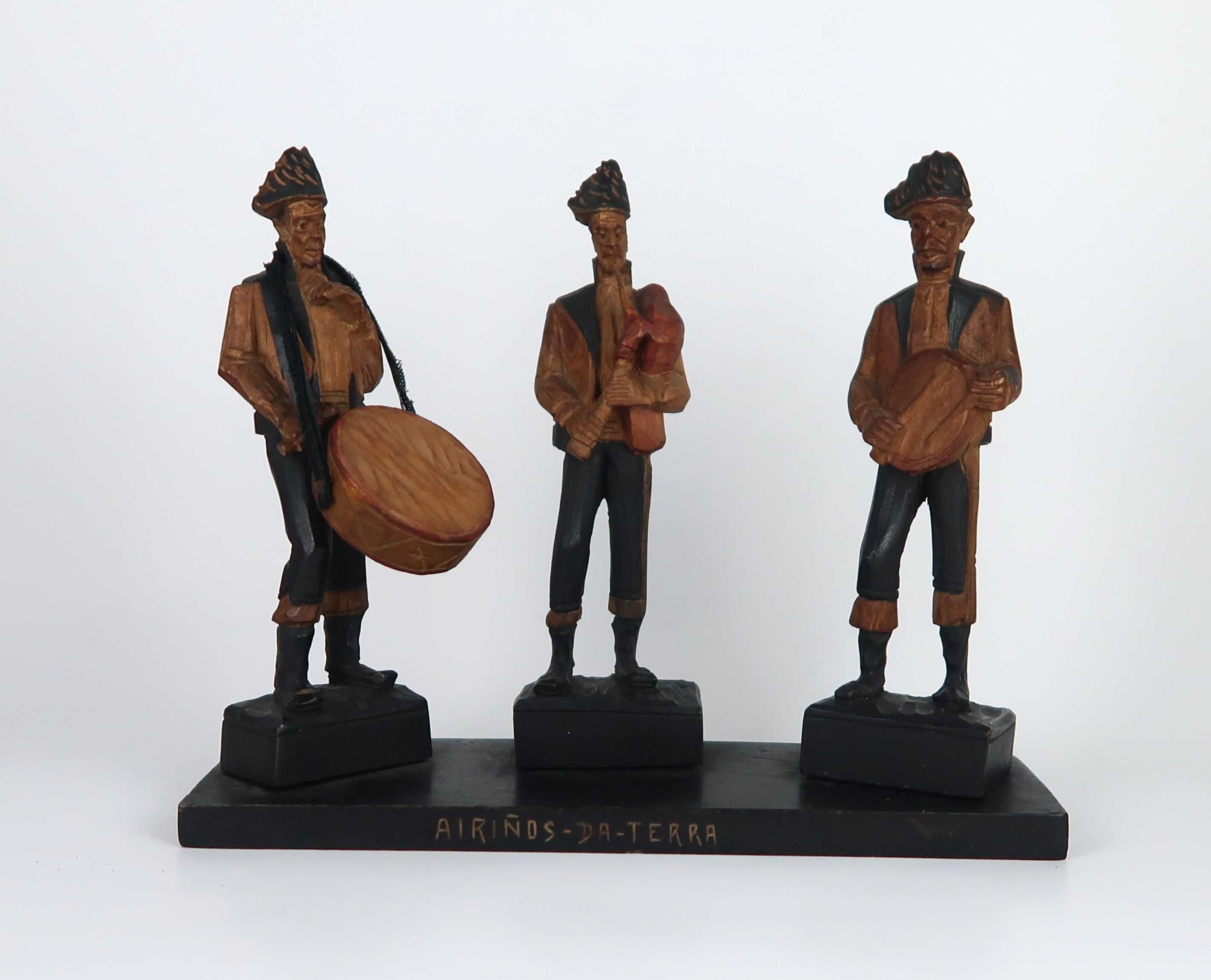 Airinos-da-terra - Grupo escultórico em madeira talhada