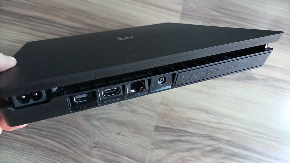 Konsola PlayStation 4 Slim, 1 TB + 2 pady