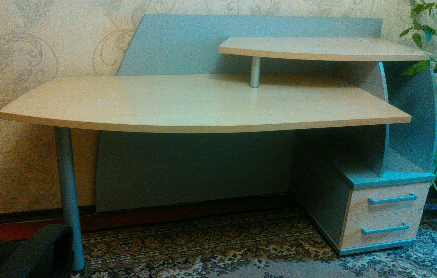 Стильный стол для дома, офиса