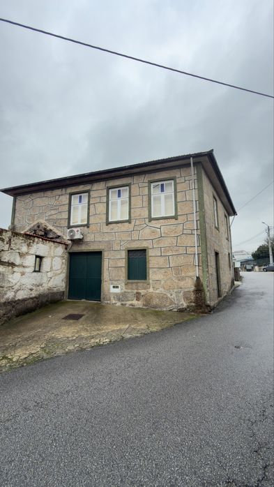 vendo moradia em pedra  habitavel  2 pisos e armazem. (Particular )