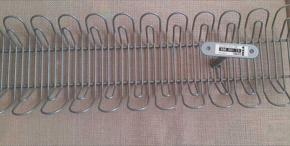 Suporte para  fios e cabos debaixo da secretária