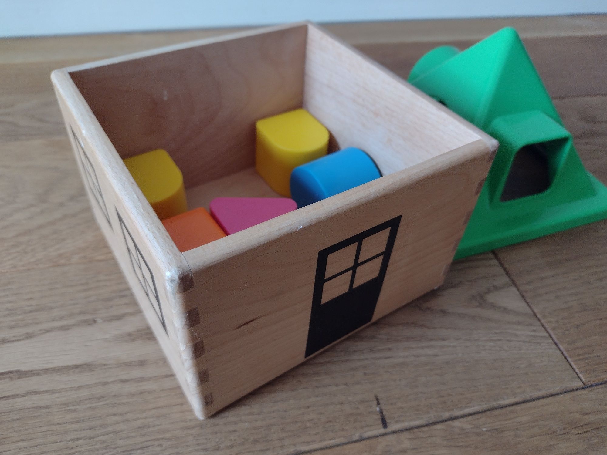 Zabawka dla niemowląt i małych dzieci - domek drewniany