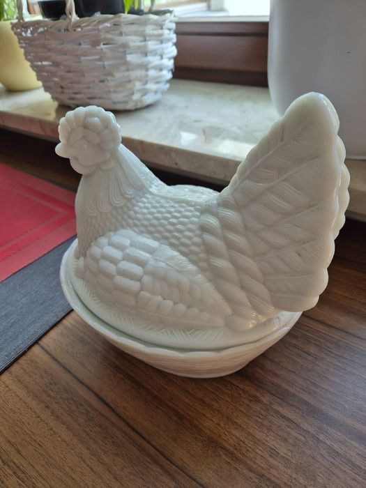 Porcelanowa kura z czasów PRL