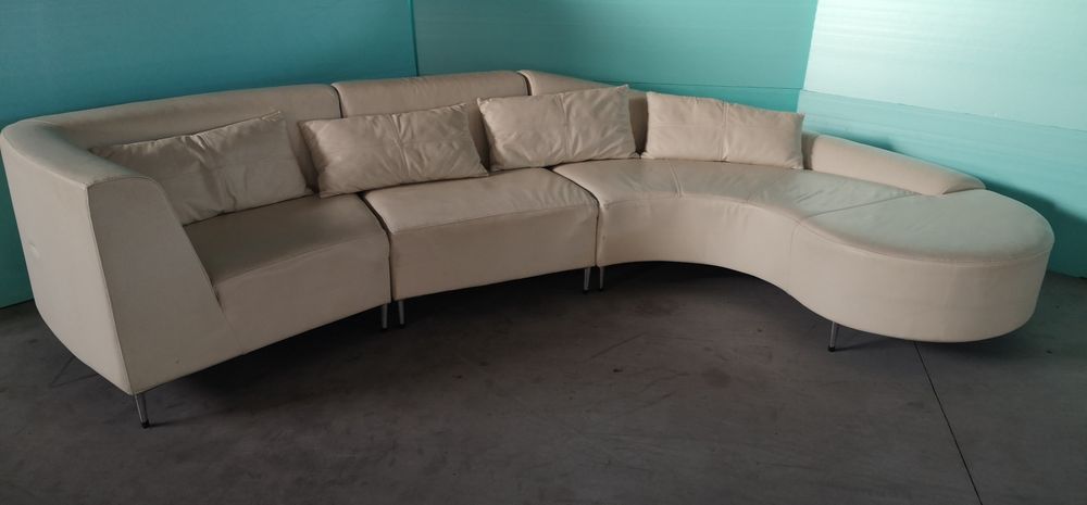 Sofá em pele. Diferenciado em excelente estado