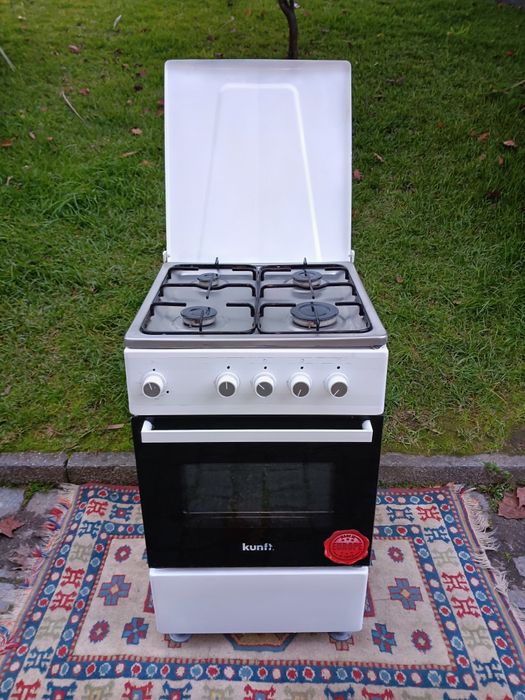 Fogão a gás com quatro bocas e forno a funcionar perfeitamente