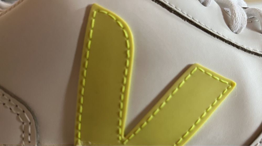 Sapatilhas VEJA em branco e amarelo fluorescente