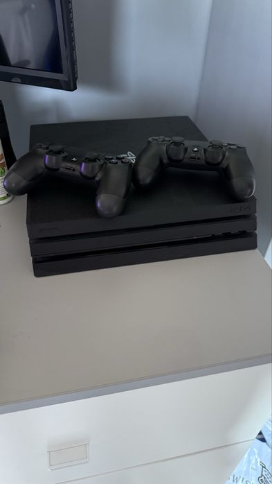 Konsola playstation 4 pro 1tb +2 pady 7 gier!!!