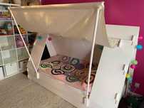 Uma "cama-tenda" com gavata inferior.