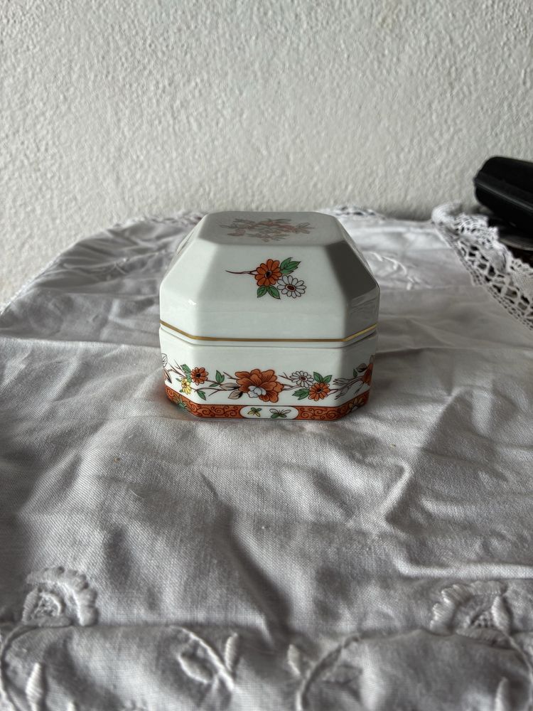Prato e caixa  da Vista Alegre em porcelana