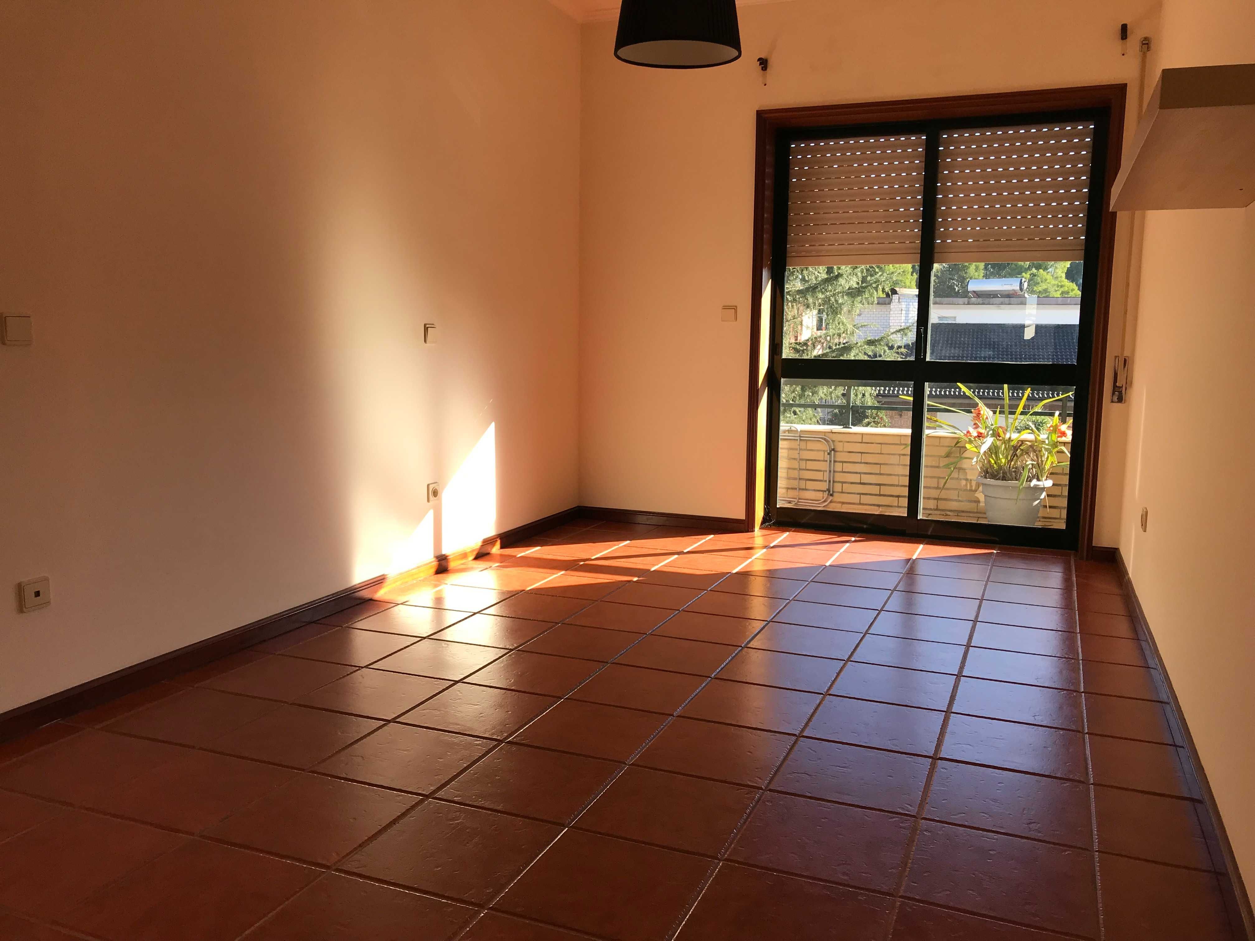 Apartamento T2 - Sta. M. da Feira (S. João de Ver) - Pronto a habitar