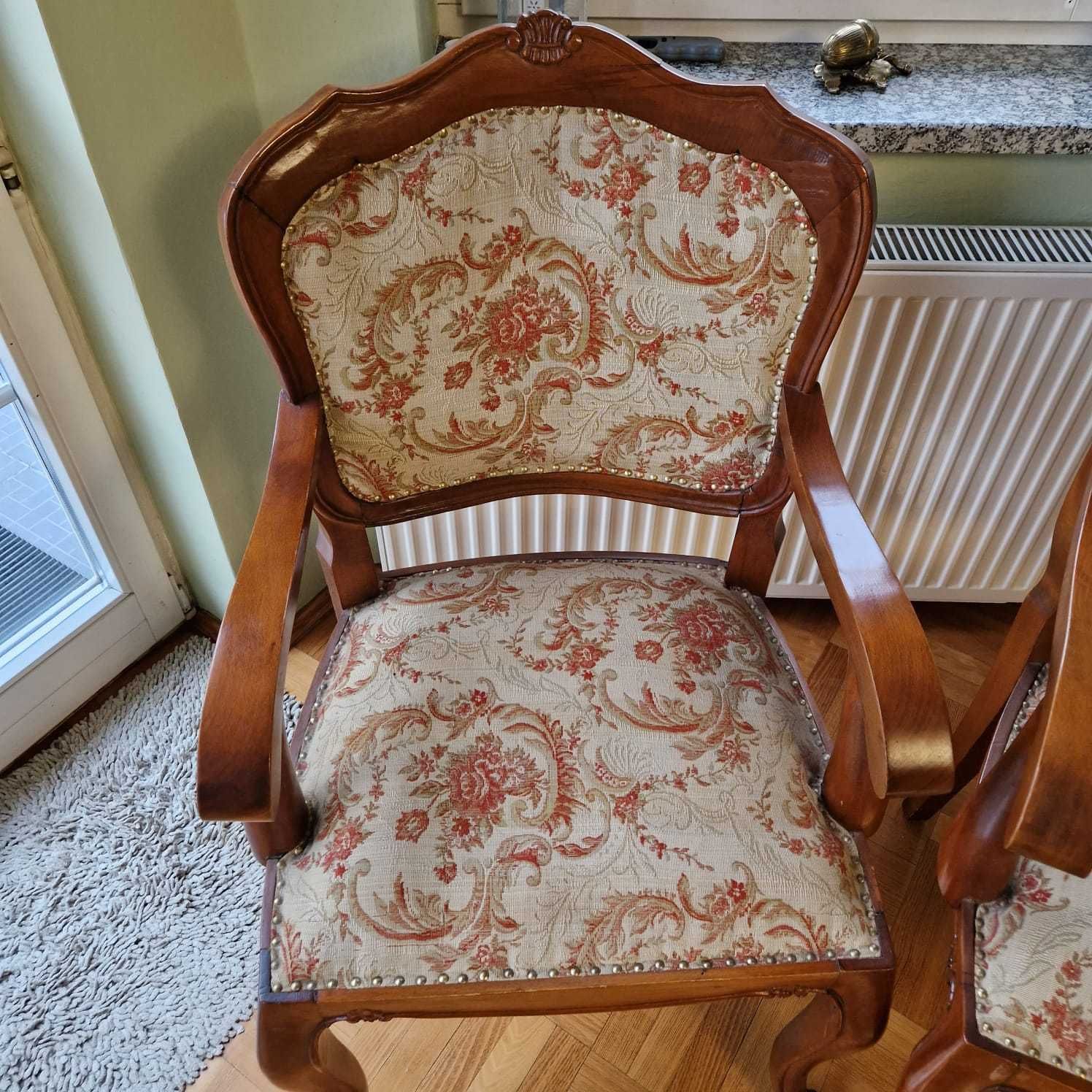 Fotel drewniany z stylowym obiciem