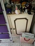 Móvel de arrumação branco com motivo dourado