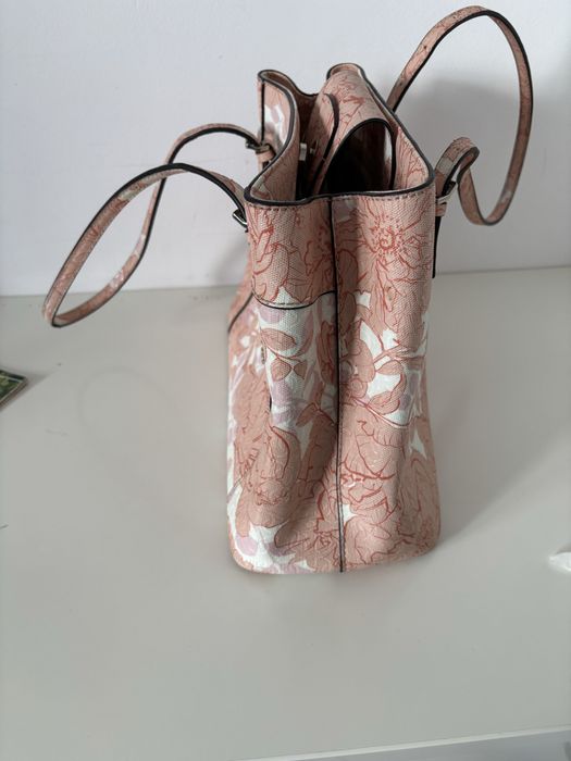 Torebka guess wzory kwiaty shopper