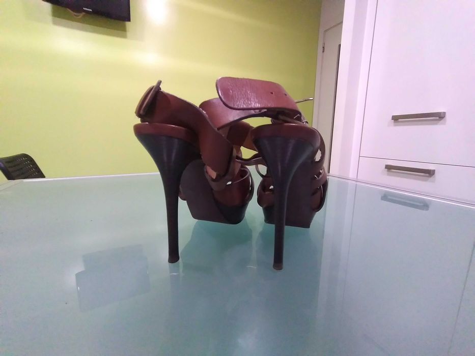 Sandálias Zara em pele castanho / camel